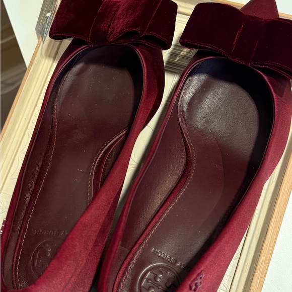 Tory Burch Burgundy Velvet Pointed-Toe Bow Heels - Picture 4 of 8